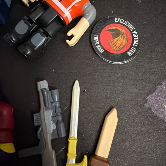 Lot Of 10 Roblox Action Figures With Accessories no codes - Picture 4 of 8